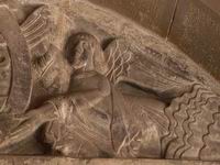DETALLE DEL ÁNGEL QUE SUJETA ELCRISMÓN