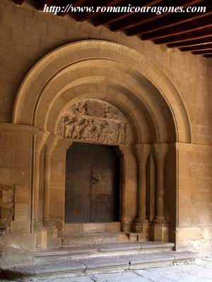PORTADA DE ACCESO AL CLAUSTRO