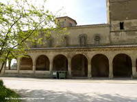 VISTA NORTE DEL TEMPLO. PORCHE MODERNO Y ARRANQUE DE LA TORRE