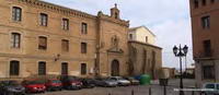 VISTA SUROESTE. FACHADA DEL ANTIGUO SEMINARIO, OCULTANDO HASTIAL DE PONIENTE