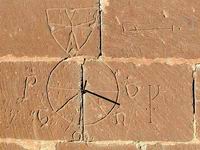 RELOJ DE SOL EN MURO SUR. INDICACI�N DE PRIMA, TERTIA, MEDIODIA, NONA Y VISPERAS. ESCUDO CON CRUZ DE MALTA
