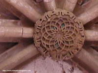 ROSETÓN EN LA BÓVEDA DEL ÁBSIDE CENTRAL. MOTIVOS VEGETALES EN SU ORLA, QUE PARECEN DE LEJOS LETRAS ÁRABES