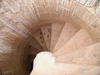 INTERIOR DE LA ESCALERA INTRAMURO, DESDE SU PARTE ALTA.