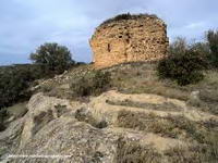 VISTA SURESTE. EN LA ROCA QUE ASIENTA EL TEMPLO: NUMEROSAS TUMBAS ANTROPOMORFAS