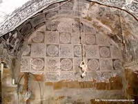 MURO DE CIERRE OESTE DE LA CAPILLA, DECORADO
