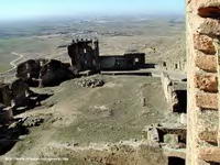 RECINTO DESDE LA TORRE DEL HOMENAJE; HACIA EL SUROESTE. AL FONDO, HUESCA