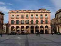 EDIFICIO QUE OCULTA LA FACHADA OESTE DE SAN PEDRO EL VIEJO
