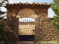 MURO NORTE DEL CEMENTERIO. T�MPANO SOBRE LA PUERTA
