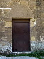 DETALLE DEL ACCESO A LA TORRE E IGLESIA