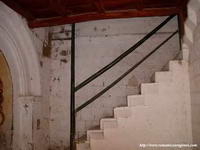ATRIO BAJO TORRE. ESCALERA ADOSADA A MURO SUR Y OESTE.