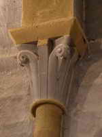 CAPITEL DEL MURO NORTE CON COLUMNA CORTADA