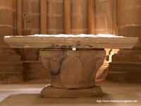 MESA DEL ALTAR CENTRAL. CAPITEL, QUE SER�A DEL INACABADO CRUCERO