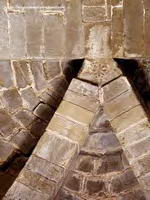 CLAVE PENTAGONAL DECORADA DE LA CONVERGENCIA DE ARCOS EN �BSIDE CENTRAL
