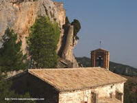 CUBIERTA DE LA ERMITA Y ESCALERA DE ACCESO AL FONDO