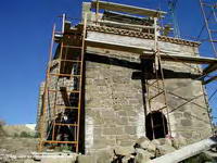 CABECERA DEL TEMPLO, CON FEA ESTRUCTURA QUE LA  OCULTA