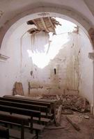 IMAGEN DE JL ARAMEND�A, MOSTRANDO EL �BSIDE DERRUIDO POR UN RAYO
