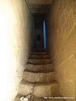 ESCALERA INTRAMURO DE ACCESO A LA TORRE. ABAJO, LA PUERTA DE ACCESO