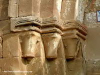CAPITELES DE PONIENTE EN PORTADA SUR