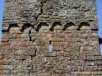 DETALLE DE LA DECORACI&Oacute;N LOMBARDA DE LA CABECERA