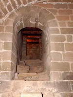 PUERTA Y ESCALERA DE ACCESO A LA CRIPTA