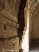 FAJONES Y PILASTRAS JUNTO AL INTERIOR DE LA PUERTA