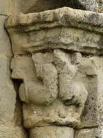 CAPITEL NORTE EN VENTANAL DE CABECERA