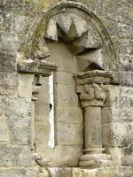 COLUMNILLA, CAPITEL Y BASA EN LADO NORTE DEL VENTANAL