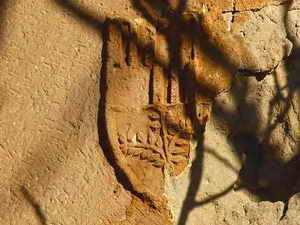 ESCUDO SOBRE PORTADA AL SUR DEL TEMPLO