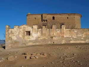 NECR&Oacute;POLIS DELANTE DE LA MURALLA ALMENADA