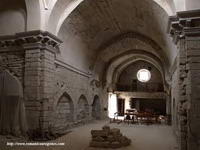NAVE HACIA LOS PIES DEL TEMPLO