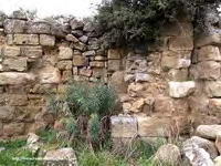MURO SUR HACIA LA CABECERA. EN PRIMER PLANO, JAMBA ESTE DE LA PUERTA. GRATAL AL FONDO