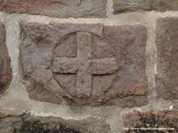 CRUZ DE CONSAGRACI�N EN LA BASE DEL �BSIDE