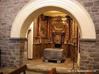 CAPILLA LATERAL NORTE. PILA BAUTISMAL.