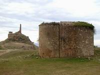 ERMITA DE SAN MIGUEL . AL FONDO, RUINAS DEL CASTILLO