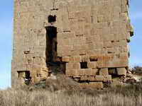 DETALLE DE LA BASE DEL LIENZO OESTE CON LA PORTADA