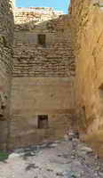 INTERIOR DE LA TORRE. ZONAS DE MAMPOSTER�A Y VANO ASPILLERADO