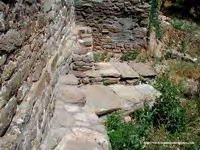 ENTERRAMIENTOS DE LAJAS ANTE LA CABECERA DEL TEMPLO.