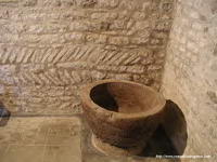 PILA BAUTISMAL Y OPUS SPICATUM EN MURO OESTE