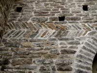 OPUS SPICATUM EN MURO NORTE, AL EXTERIOR