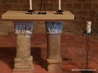 MESA DEL ALTAR SOBRE COLUMANS CON CAPITEL Y BASA MONOBLOQUE
