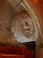 INTERIOR DE LA PUERTA DE ENTRADA: CABECITA PARA ENGARZAR EJE