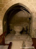 CAPILLA BAJO LA TORRE CON PILA BAUTISMAL