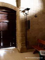 INTERIOR DE LA PORTADA. SEMICOLUMNA Y CAPITEL REUTILIZADO