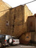 TORRE�N JUNTO A LA PUERTA DE ACCESO