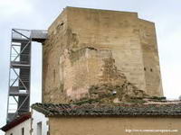 CAPITEL Y VENTANAL EN MURO SUR