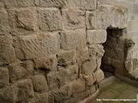 SILLARES ORIGINALES  EN EL MURO NORTE Y ACCESO AL TEMPLO