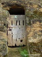 PUERYTA DE ACCESO A BODEGA DESDE EL LADO NORTE DE LA PLATAFORMA ROCOSA