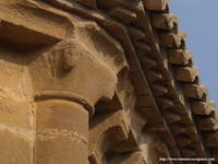 CAPITEL ABSIDAL SUSTENTANTO CORNISA