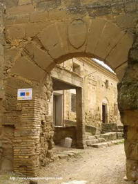 PUERTA DE ACCESO AL RECINTO
