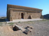 VISTA SUROESTE. PROSPECCI&Oacute;N DE LA CASA DEL SANTERO Y POZO